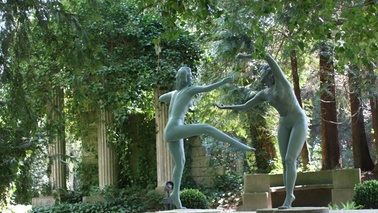 Zwei weibliche Skulpturen tanzen.