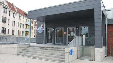 Der Außeneingang der Cafeteria inklusive Rollstuhllift.