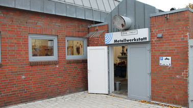 Eingang Metallwerkstatt/ Selbsthilfewerkstatt von außen.