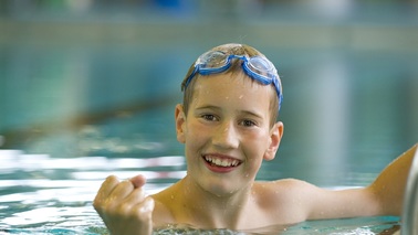 Eine Junge mit Schwimmbrille.
