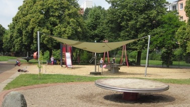 Spiellandschaft mit Sonnensegel Kindertagesstätte