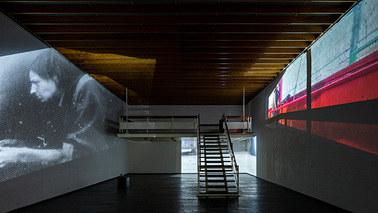 Kunsthalle von innen. Links und rechts an der Wand jeweils eine große Diaprojektion