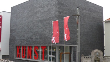 Außenansicht von einem Gebäude mit großen roten Buchstaben "Kunst"