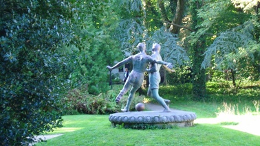 Skulptur in Thieles Garten: zwei fußballspielende Männer