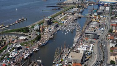 Luftbild von einer Hafenstadt.
