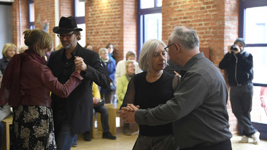 Einige Paare tanzen Tango in der Cafeteria der Hochschule
