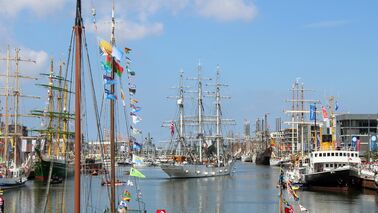 Segelschiffe un Windjammer im Neuen Hafen Bremerhaven