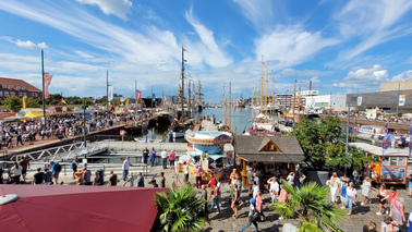 Blick auf den Neuen Hafen mit vielen Menschen und Schiffen