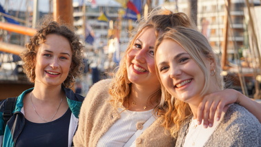 drei junge Frauen amüsieren sich auf den Maritimen Tagen