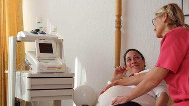 Hebamme und Patientin: Eine schwangere Patientin wird durch die Hebamme Bodil Wohlert betreut
