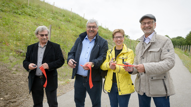 Oberbürgermeister Melf Grantz, Senatorin Dr. Claudia Schilling und Stadtrat Bernd Schomaker öffneten mit einem symbolischen Akt den Weg zum Leherheider Tunneberg.