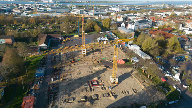 Das Drohnenbild vom November 2023 zeigt den Baufortschritt auf dem Gelände des künftigen Schulzentrums Hamburger Straße. 