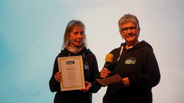 Freuen sich, dass Bremerhaven auch 2023 wieder „Fairtrade-Town“ ist: Kerstin Ulke und Monika Bandow von der Steuerungsgruppe Fairtrade