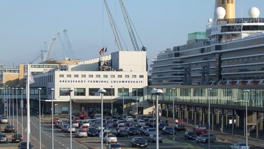 Kreuzfahrt-Terminal mit Parkflächen und einem Kreuzfahrtschiff.