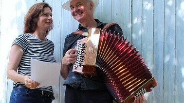 Autorin Valerie Pauling kommt gemeinsam mit Musiker Ulrich Kodjo Wendt in die Stadtbibliothek.