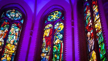 Mosaikglas gestaltete Kirchenfenster.