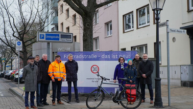 Vertreter der Stadtverwaltung, der Polizei und der Politik eröffneten am Mittwoch Bremerhavens erste Fahrradstraße in der Innenstadt