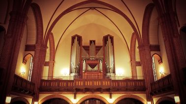 Eine Orgel in einer Kirche.