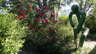 Eine grüne Figur im Garten