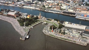 Luftbild eines Hafenareals.