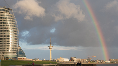 Regenbogen über Havenwelten Bremerhaven