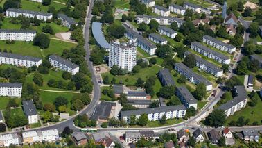 Ein Luftbild mit Häusern und Straßen.