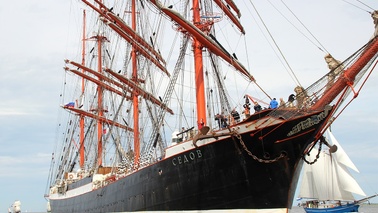 Sedov drives on water