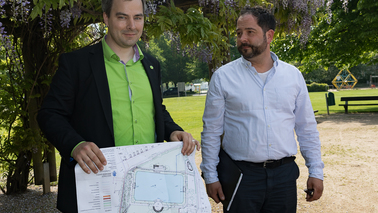 Stadtrat Müller und Landschaftsarchitekt Lüsse (Gartenbauamt) erklären die Planung mit Plan