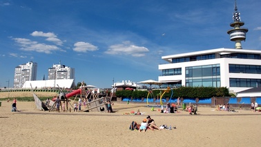 Strandareal mit Besuchern.
