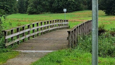 Die Teichbrücke Reinkenheide wird durch eine Stahl-Fachwerk-Brücke ersetzt 