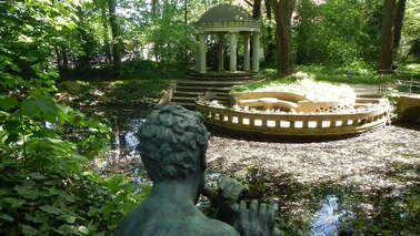 Skulptur "Pan" vor Pavillion, dazwischen eine Wasserfläche
