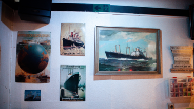 Eine Wand mit maritimer Kunst