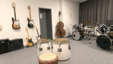 Der Musikübungsraum wird für Schlagzeugunterricht und von Bands als Proberaum genutzt.