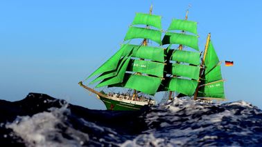 Ein Segelschiff mit grünen Segeln.