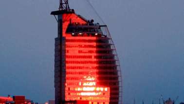 Rot beleuchtetes großes Gebäude, was einem Segel gleicht.