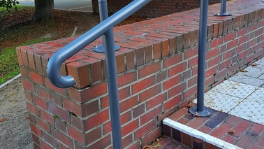 Treppe mit neuem Geländer und Blindenleitsystem