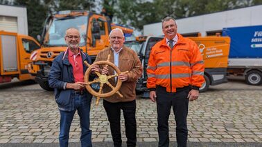 Stadtrat Bernd Schomaker (links) übergab das Steuer an seinen Nachfolger, den neuen Dezernenten für die Entsorgungsbetriebe Bremerhaven (EBB), Hans-Werner Busch. Rechts EBB-Vorstand Markus Kamps.