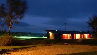 Nachtansicht eines Golfplatzes.