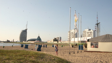Weserstrandbad mit Strandkörben im Hintergrund die Skyline der Havenwelten.