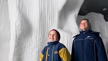 Zwei Kinder im Ausstelungsbereich Antarktis