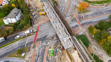 Luftbild 5: Das westliche Brückenteil wird Ende 2021 für den Bahnverkehr freigegeben.