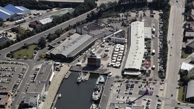 Luftbild eines Stadtteils mit Hafenbecken.