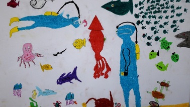 Eine Zeichnung mit tauchenden Personen in einer Unterwasserwelt