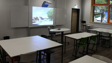 Lernbereiche (sog. „Homebases“) und Lernwerkstätten ersetzen die klassischen Klassenräume