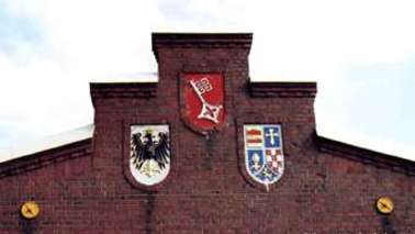 Dachgiebel mit drei Wappen.