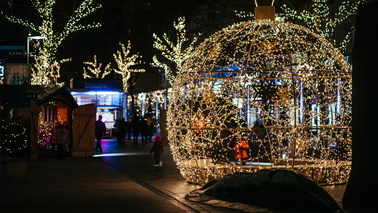 Lichterkugel bei Nacht auf dem Weihnachtsmarkt