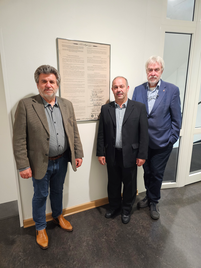 Mircea Ionescu, Ayhan Gündogdu und Stadtrat Uwe Parpart vor der Charta der Vielfalt