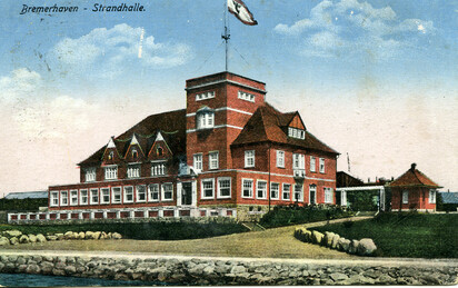 Ein historisch anmutendes Klinkergebäude an einem Uferweg unter blauem Himmel. Wirkt wie eine historische Postkarte. Oben links steht Bremerhaven - Strandhalle.