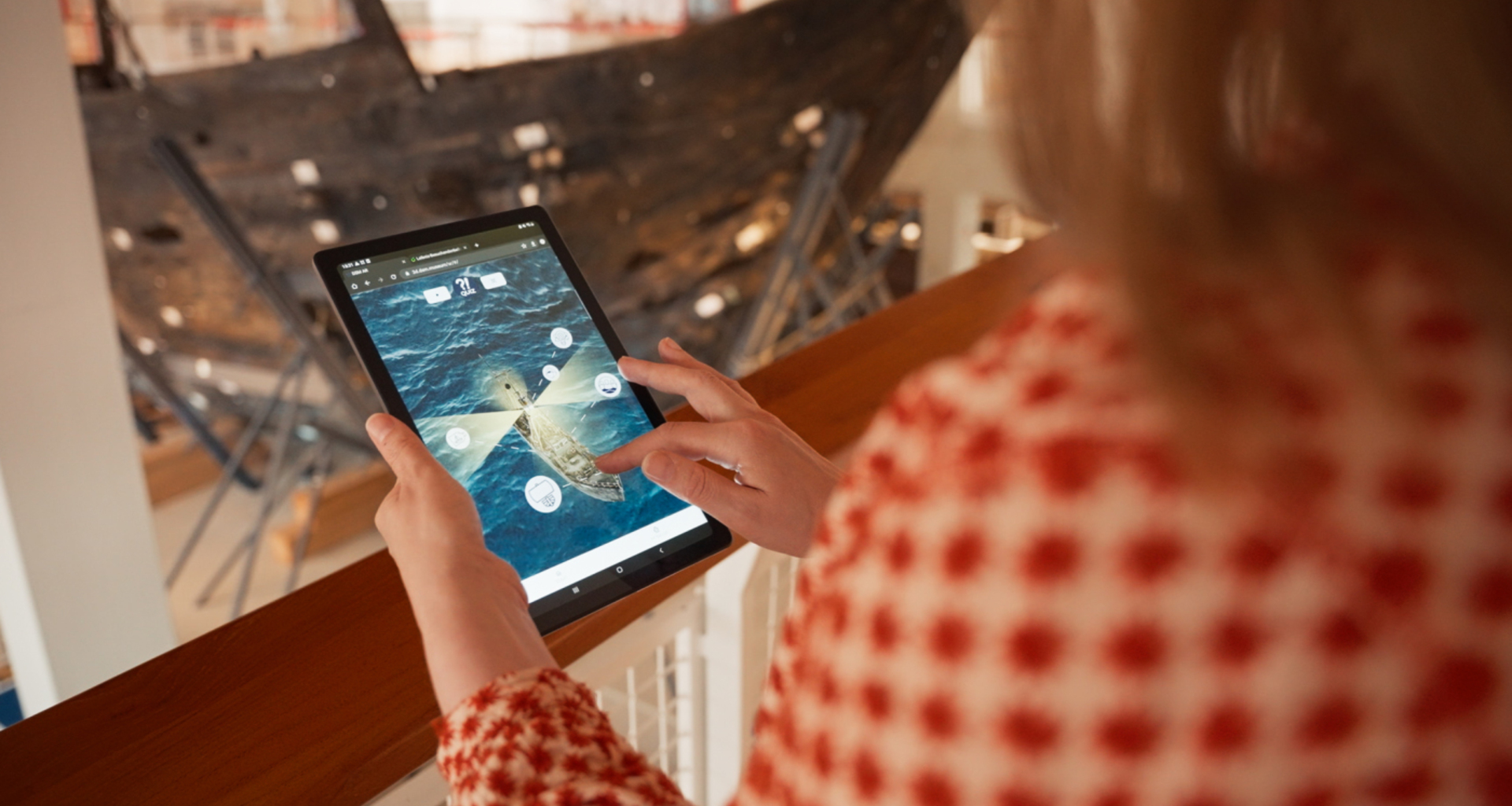 Auf dem Foto stellt Dr. Isabella Hodgson, Kuratorin für Digitales am Deutschen Schifffahrtsmuseum Bremerhaven, das interaktive Mitmach-Projekt "Schau mir in die Karten" vor.