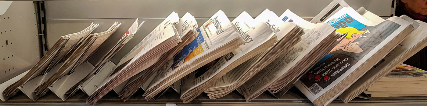Aktuelle Tageszeitungen im Regal